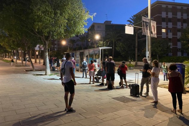 Cues a Sitges a l'espera de l'autobus inter urà pepa masó