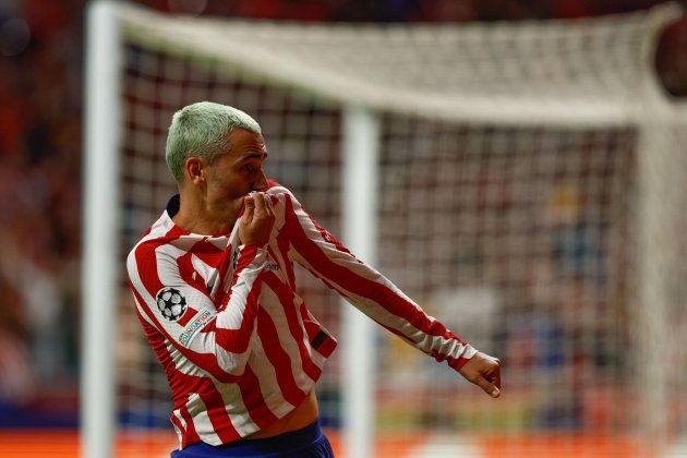 Griezmann besa escudo Atletico Oporto / Foto: EFE