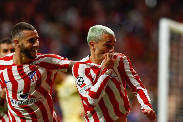 Griezmann celebra companeros gol Atletico Oporto / Foto: EFE