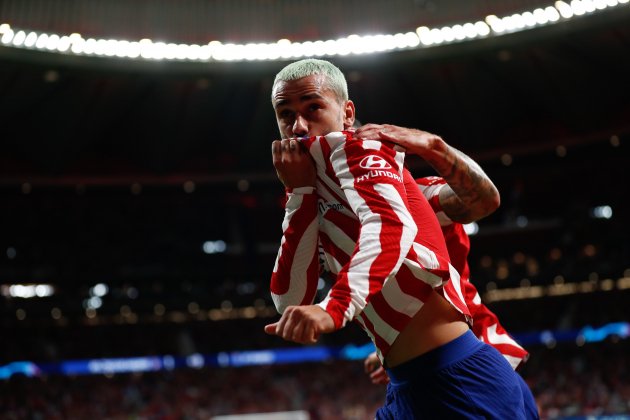 euforico Griezmann celebra besando escudo / Foto: Europa Press