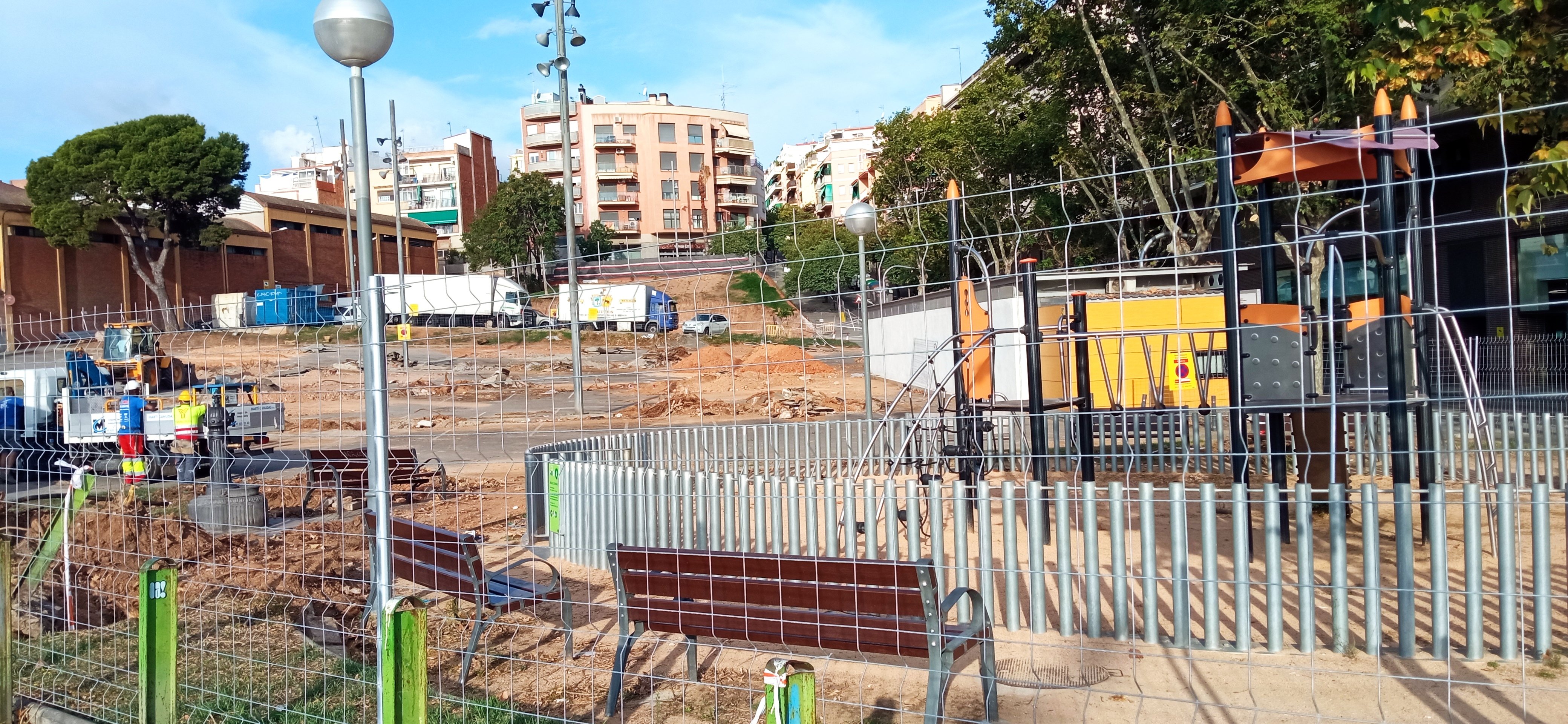 Sin servicio un parque infantil y un aparcamiento por obras en el mercado de Montserrat