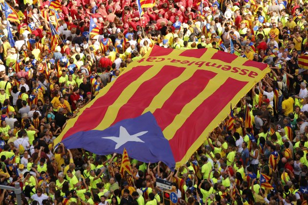 Paseo de Gracia con calle Aragò con una estel·lada gigante festividad 2017 / Foto: Sergi Alcàzar