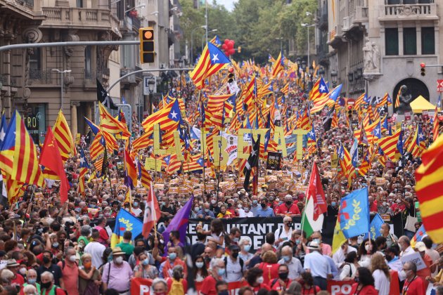 La manifestación pasa por Via Laietana con unas letras amarillas formante la palabra LIBERTAD, festividad 2021 / Foto: Sergi Alcàzar