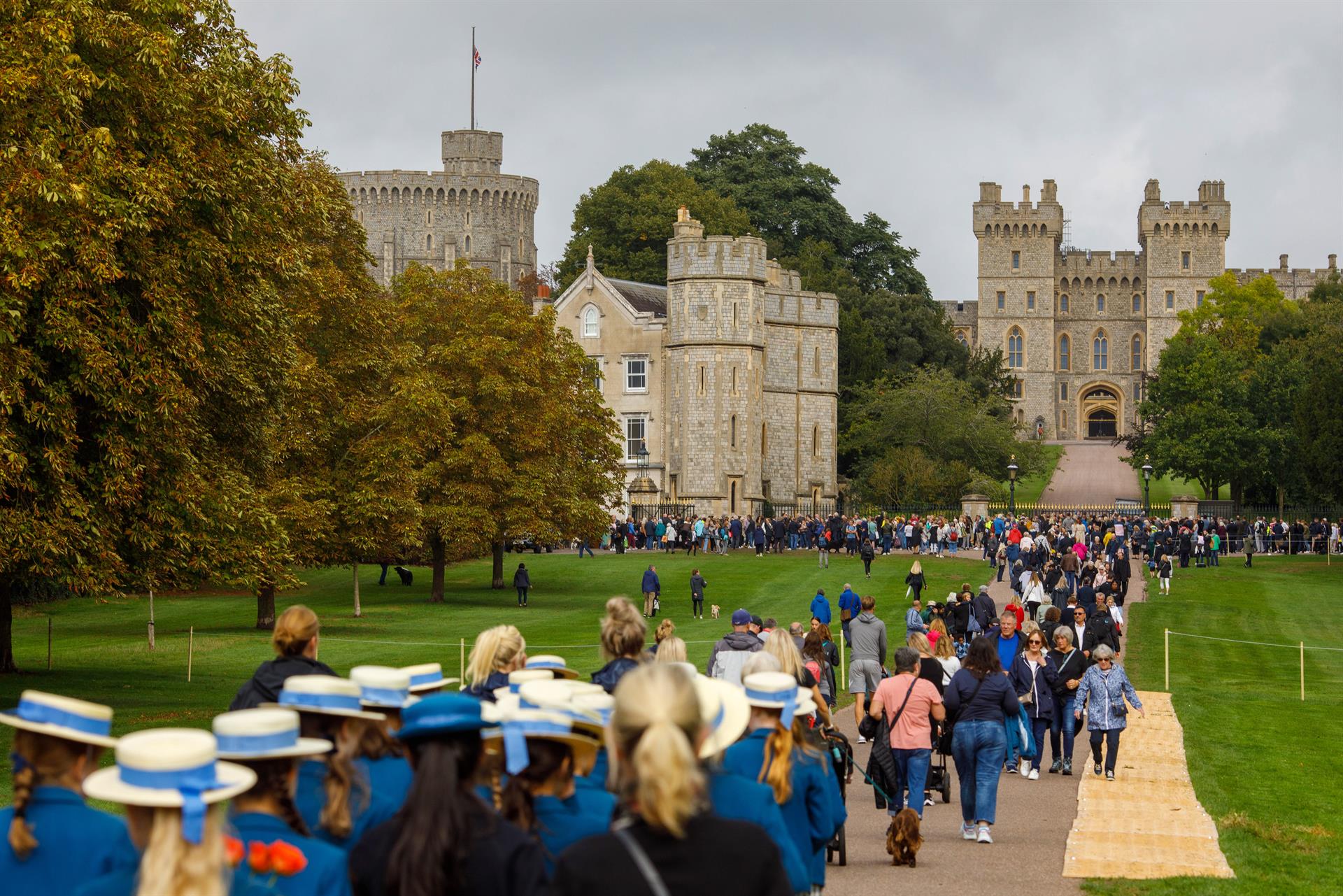 Cues al castell de Windsor per retre homenatge a la reina Elisabet II Efe Cues al castell de Windsor per retre homenatge a la reina Elisabet II Efe