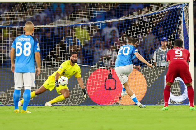 Piotr Zielinski gol penalti Napoles Liverpool Champions League / Foto: Nigel Keene - Europa Press