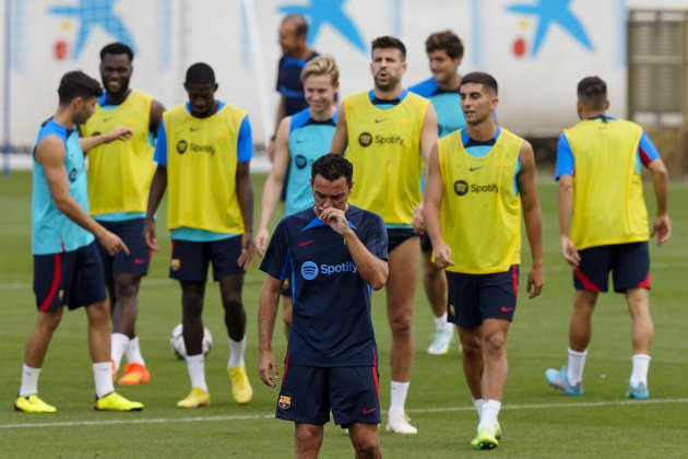 Xavi Hernandez serio entrenamiento jugadores concentrado partido Cadiz / Foto: EFE