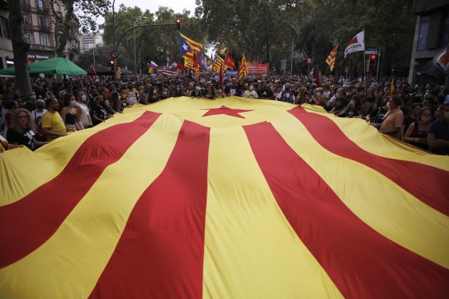 EuropaPress 3927720 varias personas sujetan bandera estelada|estrellas manifestacion organizada izquierda (1)