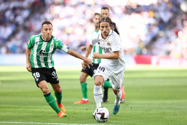 Luka Modric conduce balon Real Madrid Betis / Foto: Europa Press