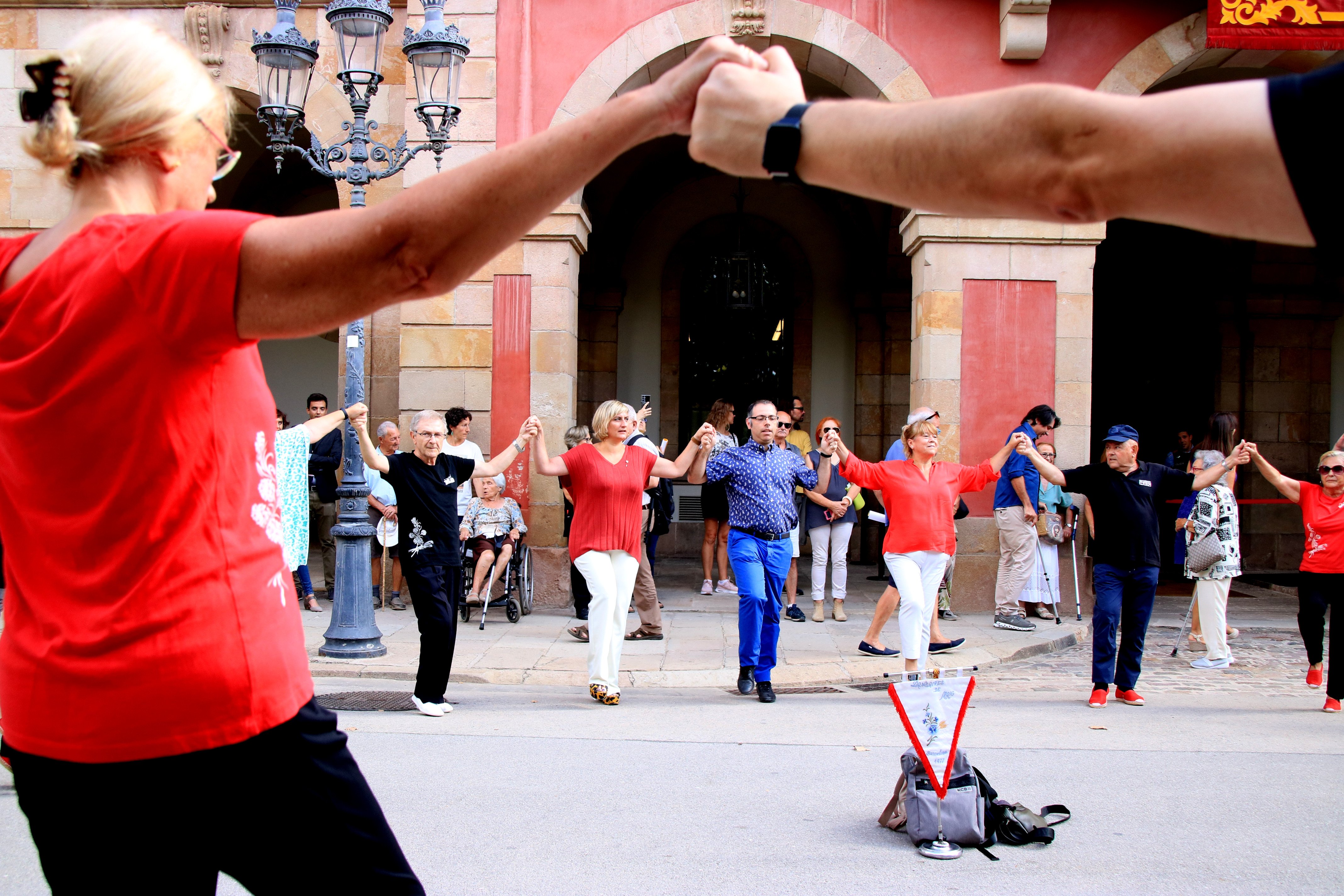 Alba Verges ballant sardanes en el 90 aniversari del Parlament ACN