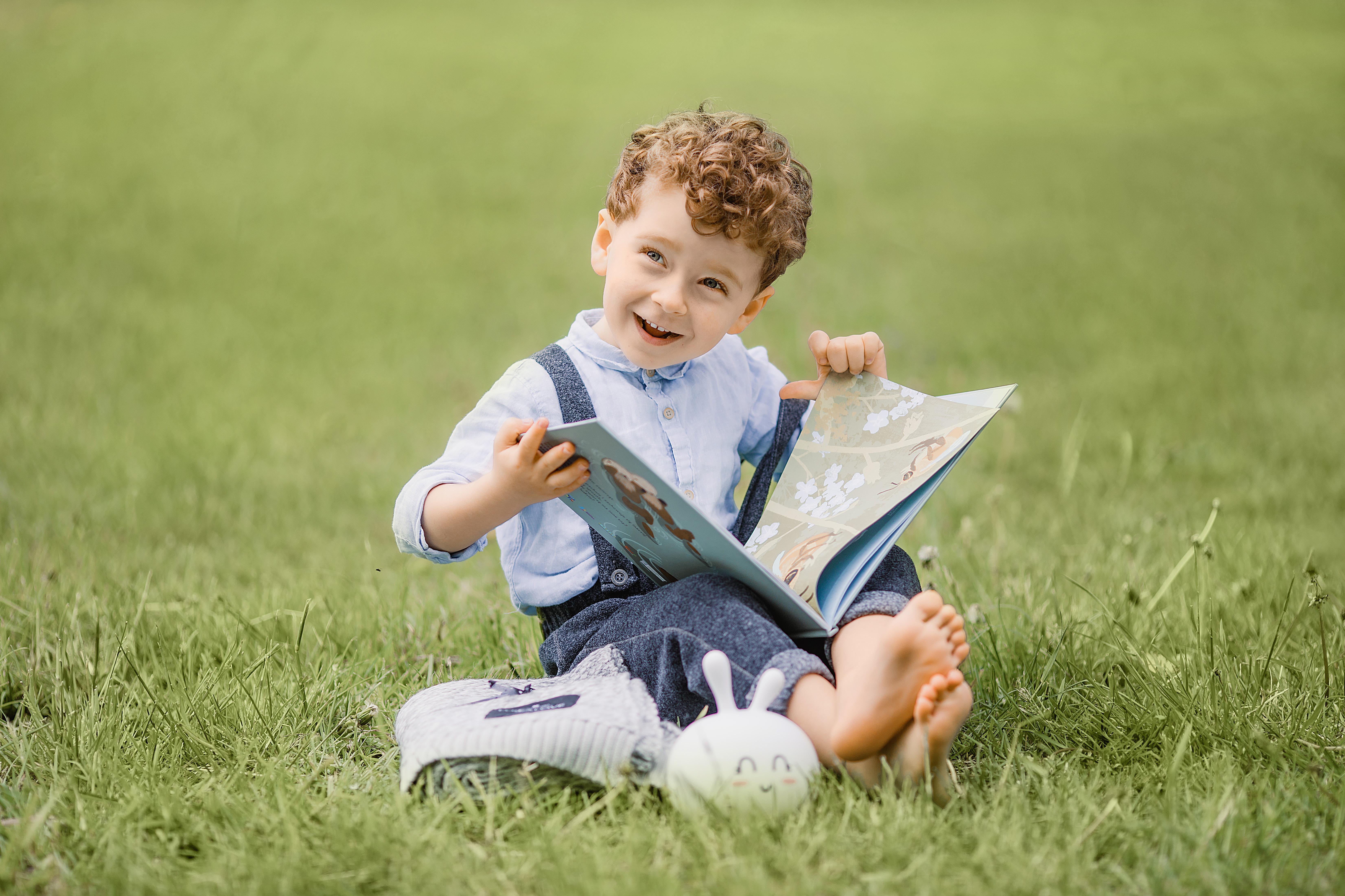 Niño con un libro en un jardín / Pixabay