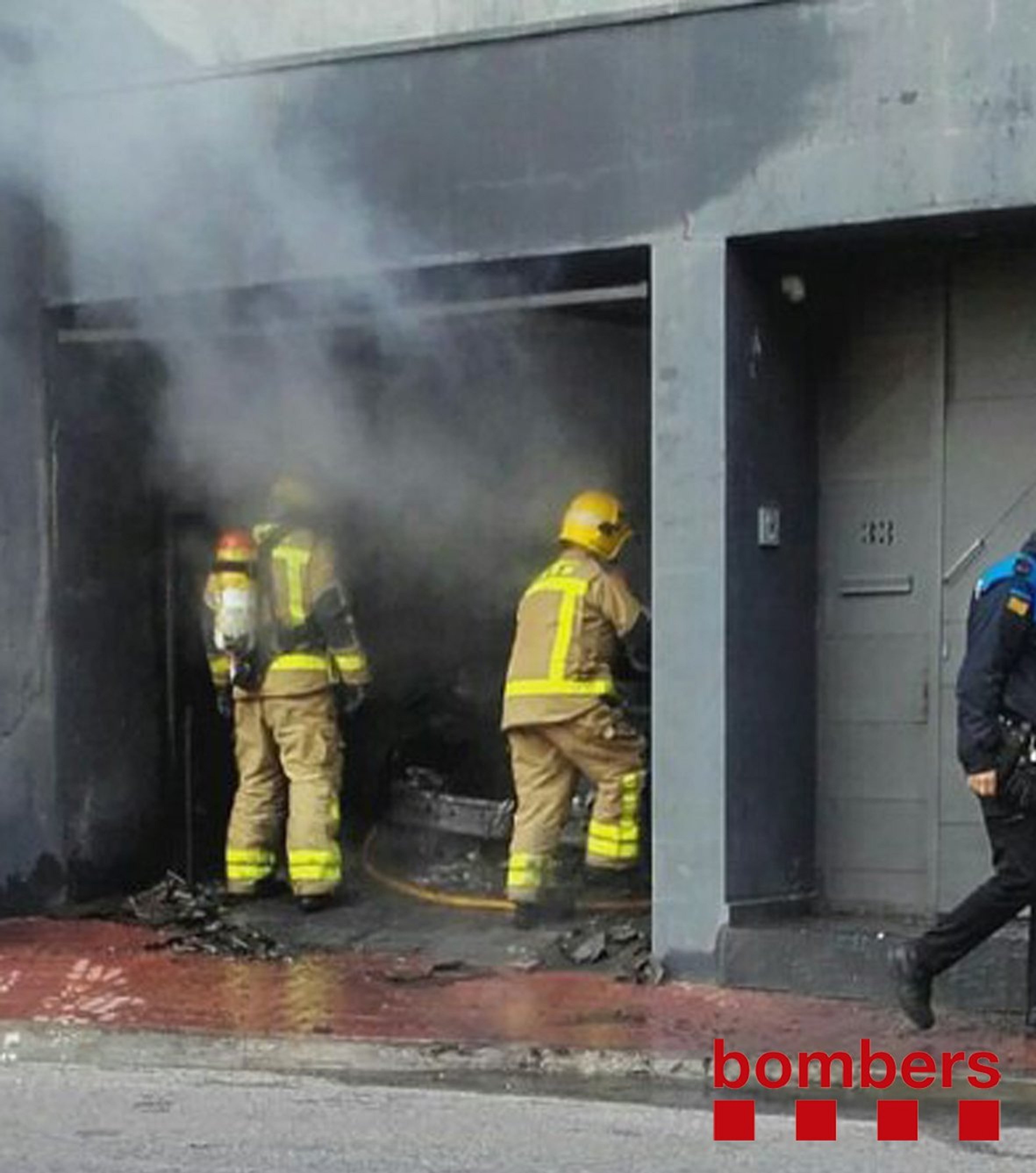Un treballador ferit en incendiar-se un carretó elevador a Molins de Rei