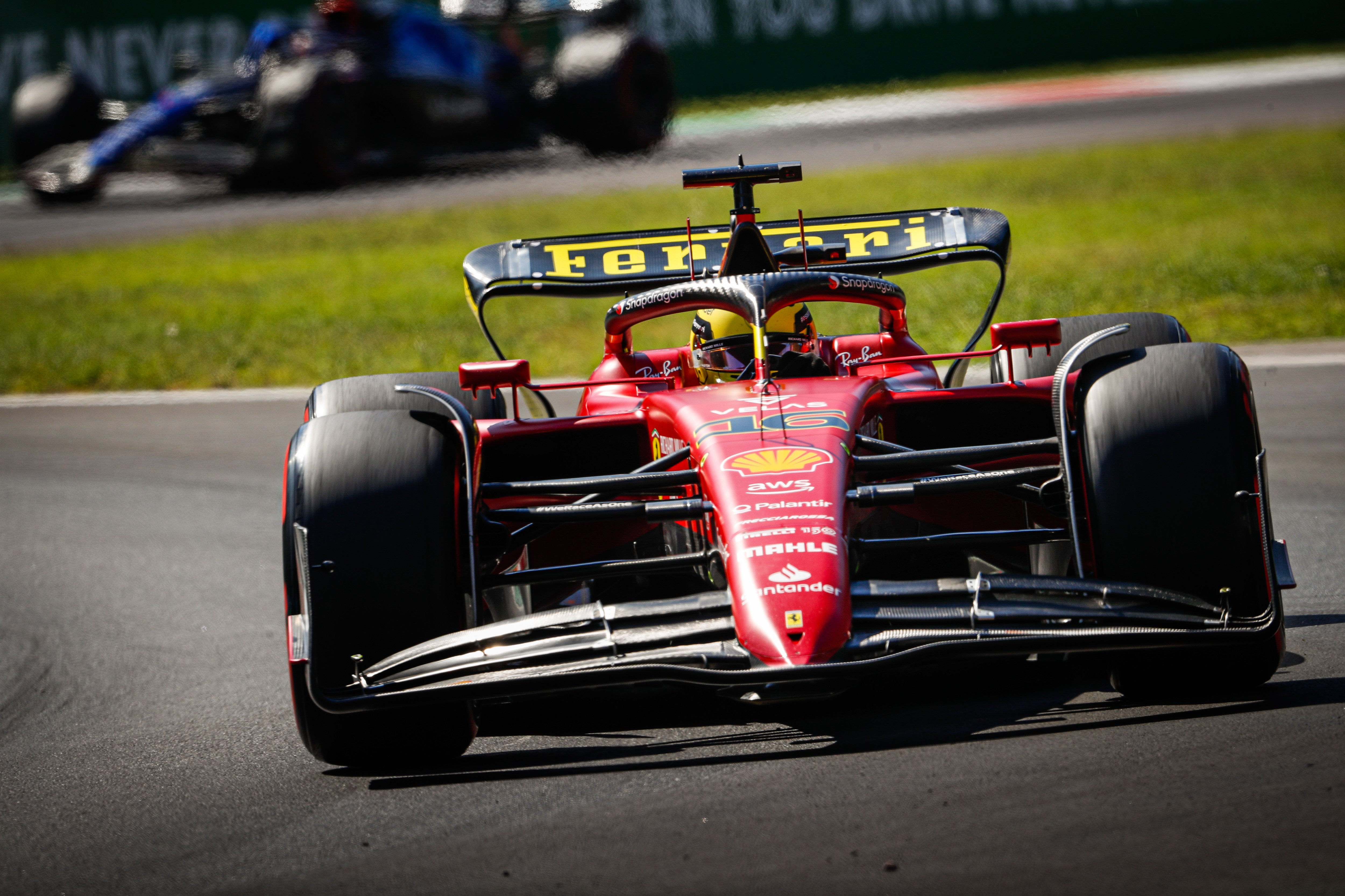 Leclerc hace la pole en un GP de Monza de Fórmula 1 sazonado por las sanciones