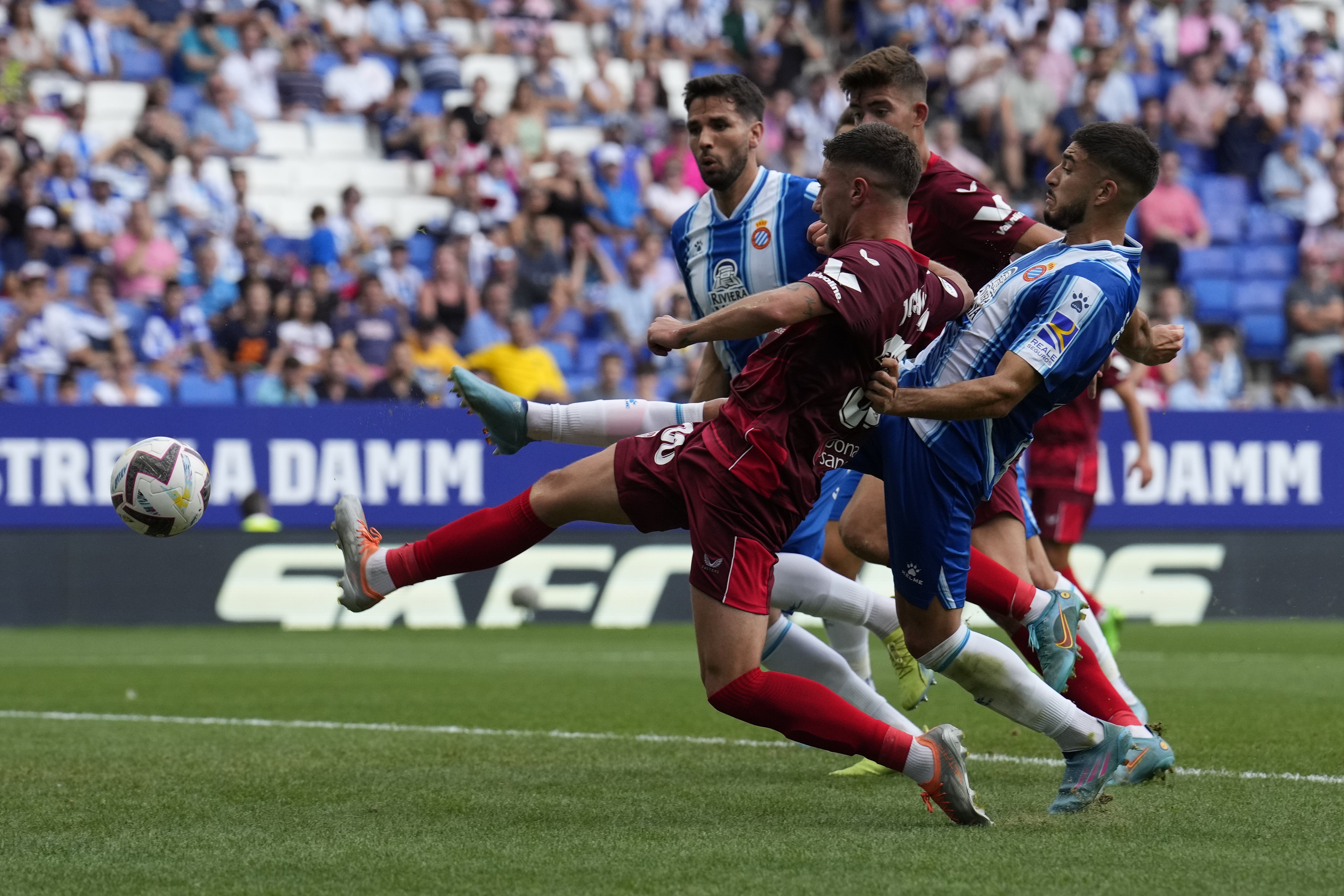 El Espanyol se queda en la orilla y cae contra un Sevilla que coge oxígeno (2-3)