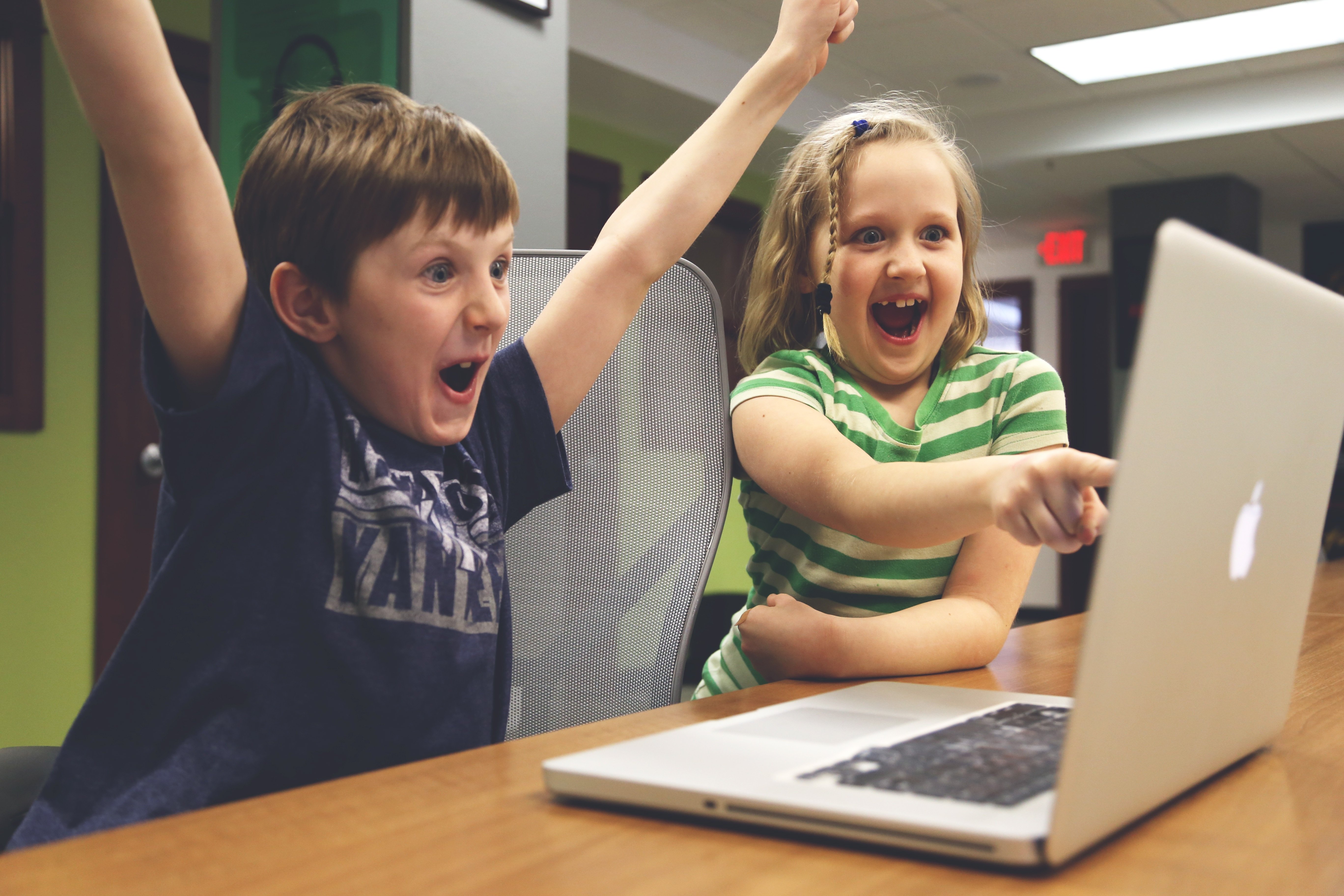 Niños celebrant un éxito davant l'ordinador / Pixabay