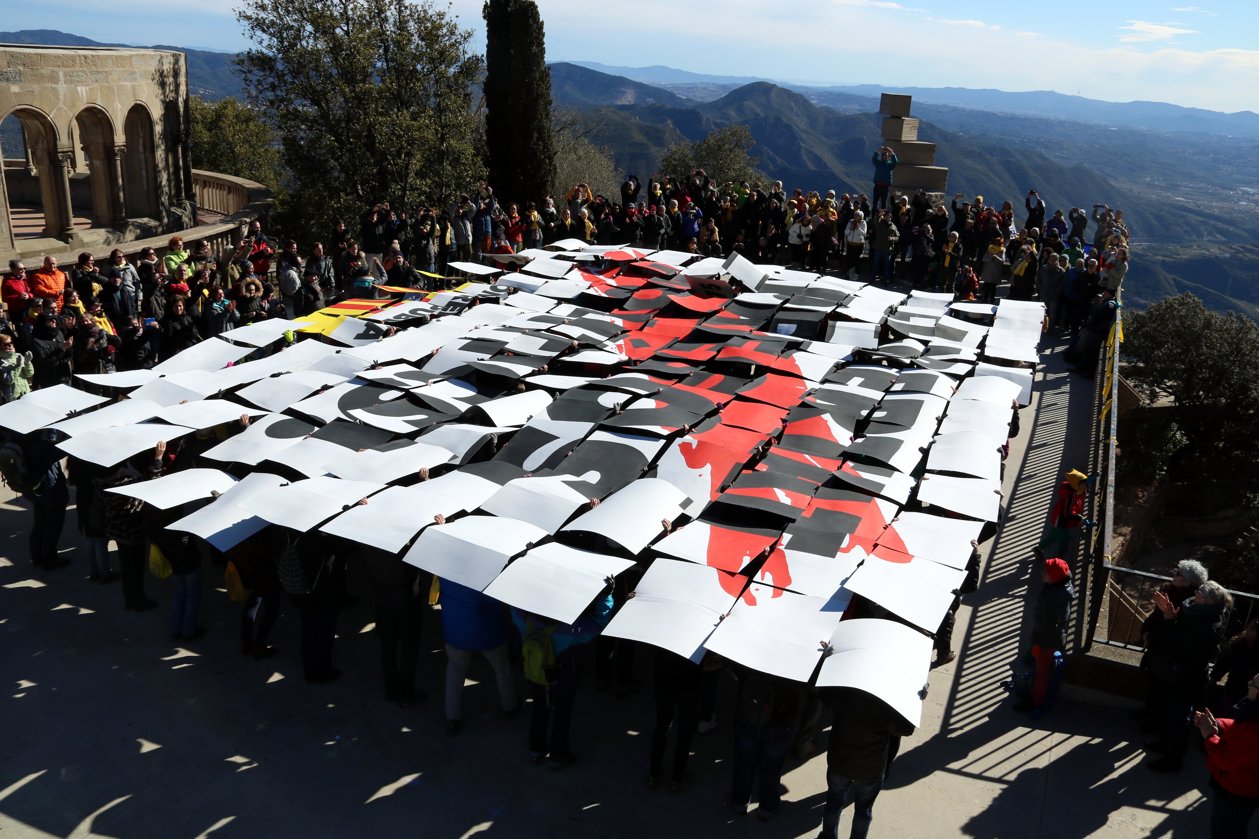 Els CDR reclamen la llibertat dels presos amb un macromosaic a Montserrat