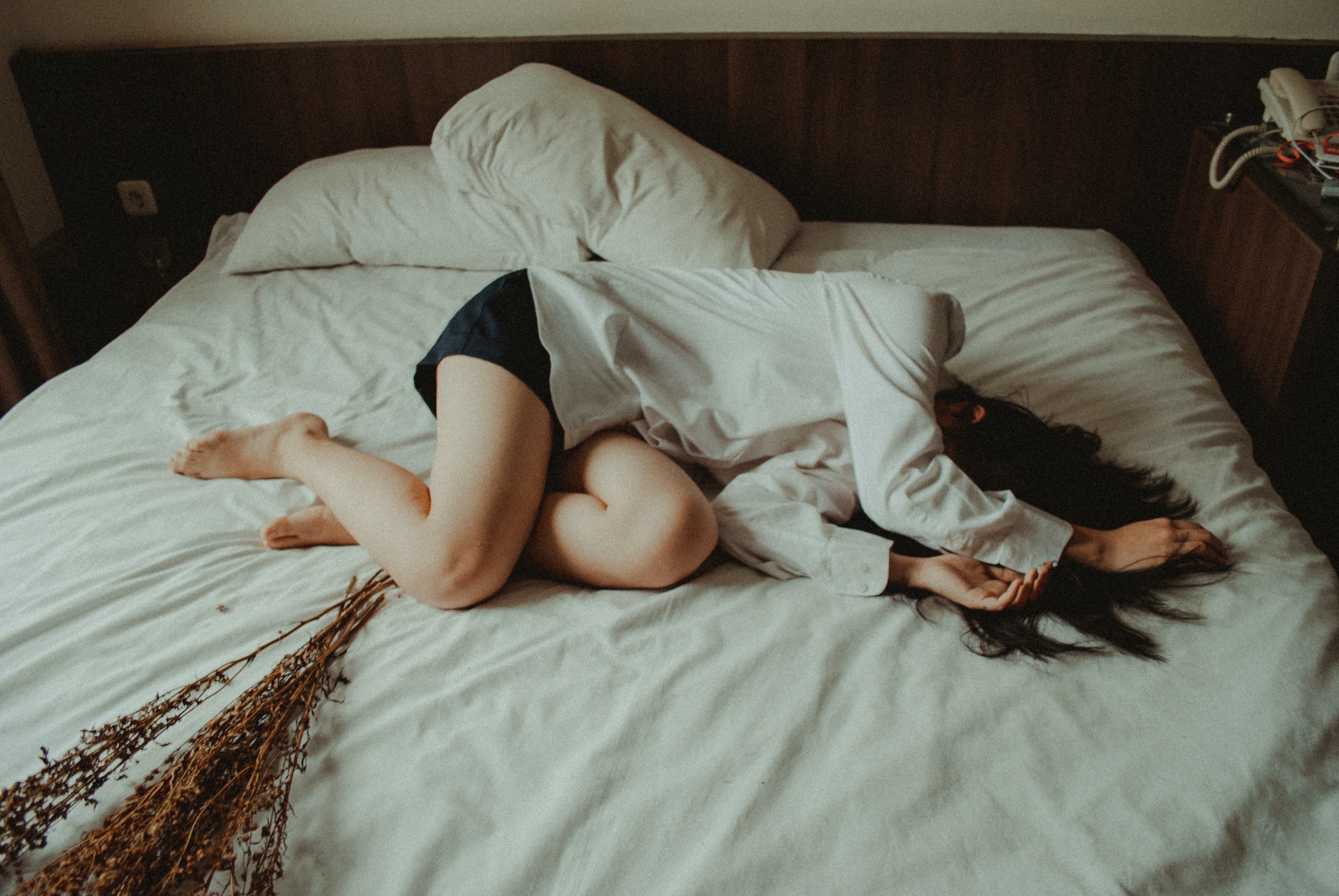 Mujer triste en la cama / Unsplash Mujer triste en la cama / Unsplash