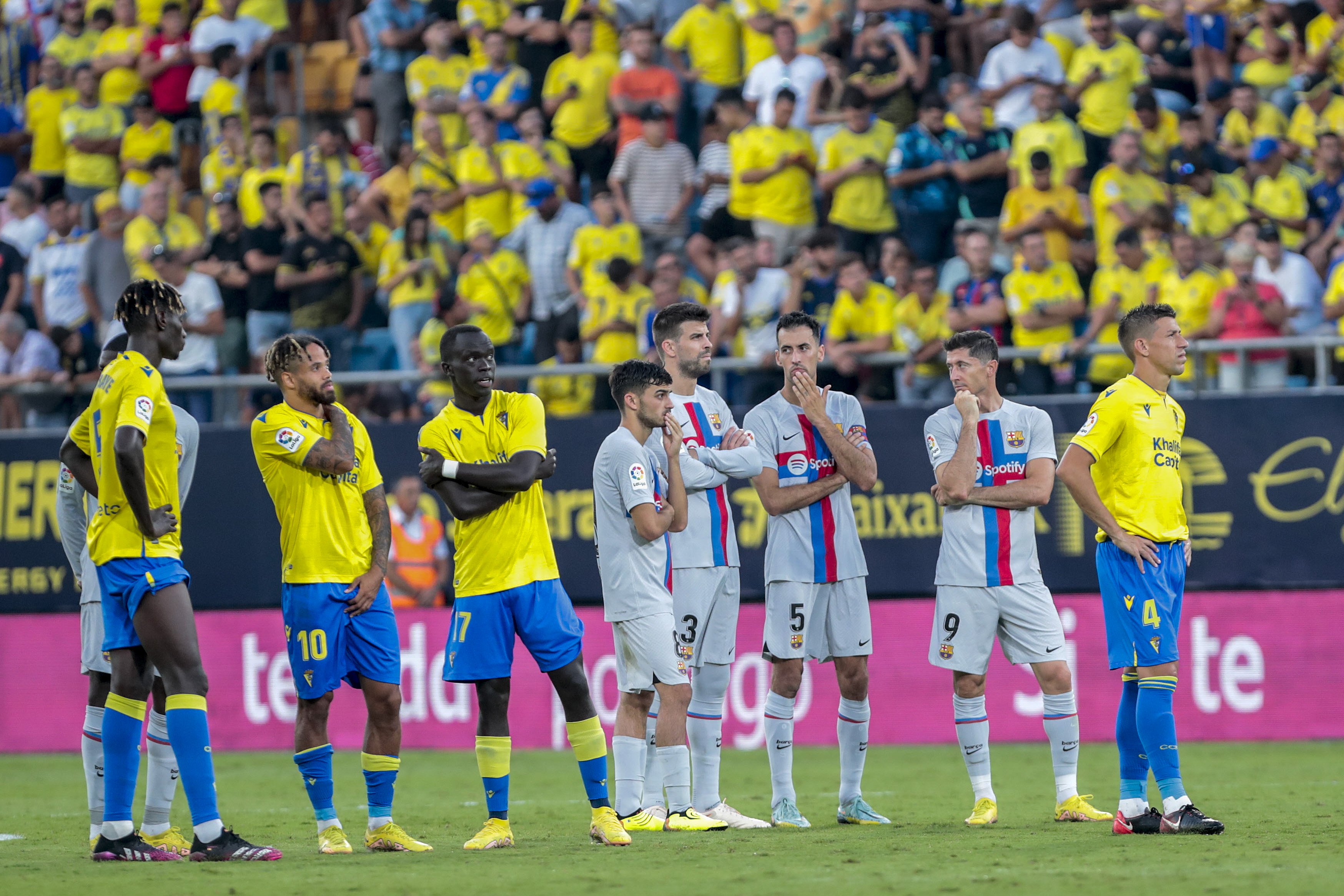 El Barça hace los deberes contra el Cádiz (0-4) pero el fútbol queda en un segundo plano