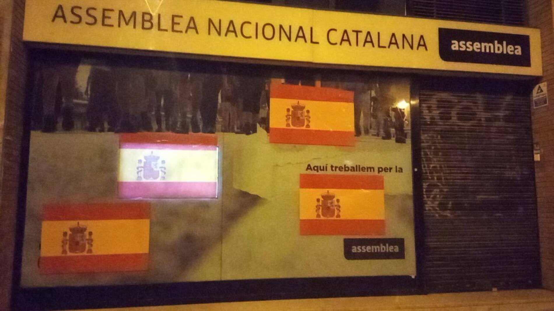 Ataques a la sede de la ANC la noche de la Diada: banderas españolas en la fachada