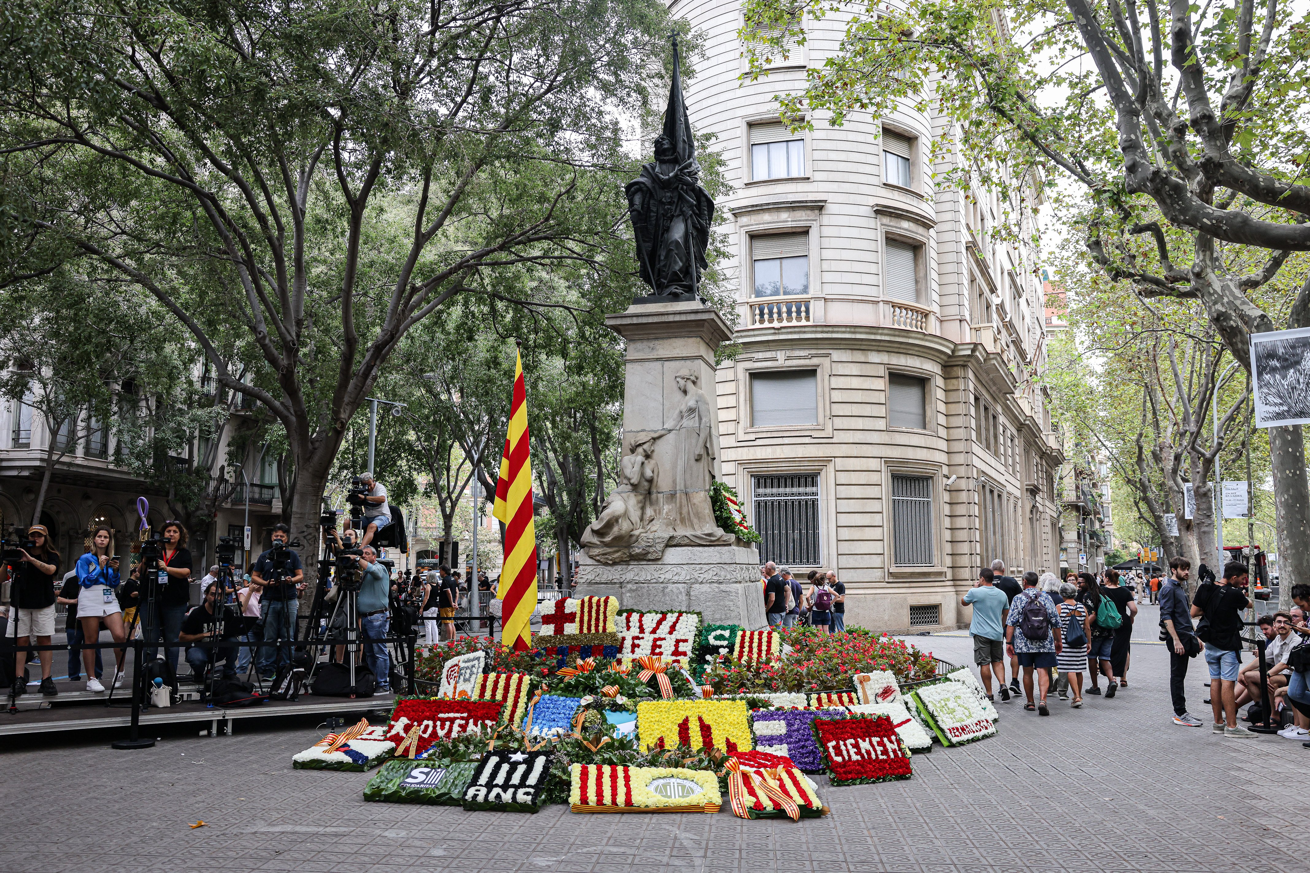 Monument Rafael Casanova ofrenes florals partits i entitats Diada