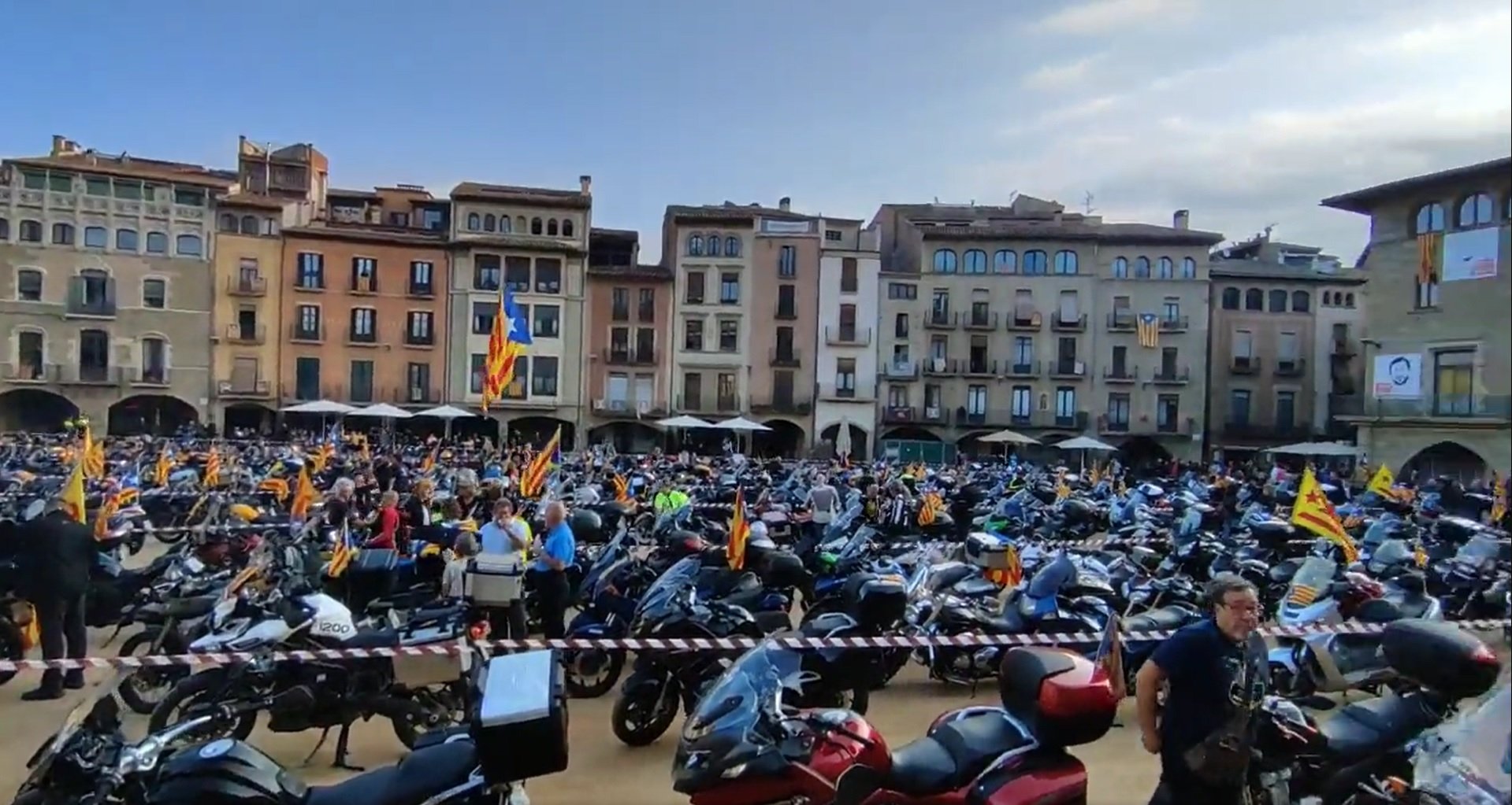 La plaça Major de Vic, plena de motards independentistes per la Diada 2022