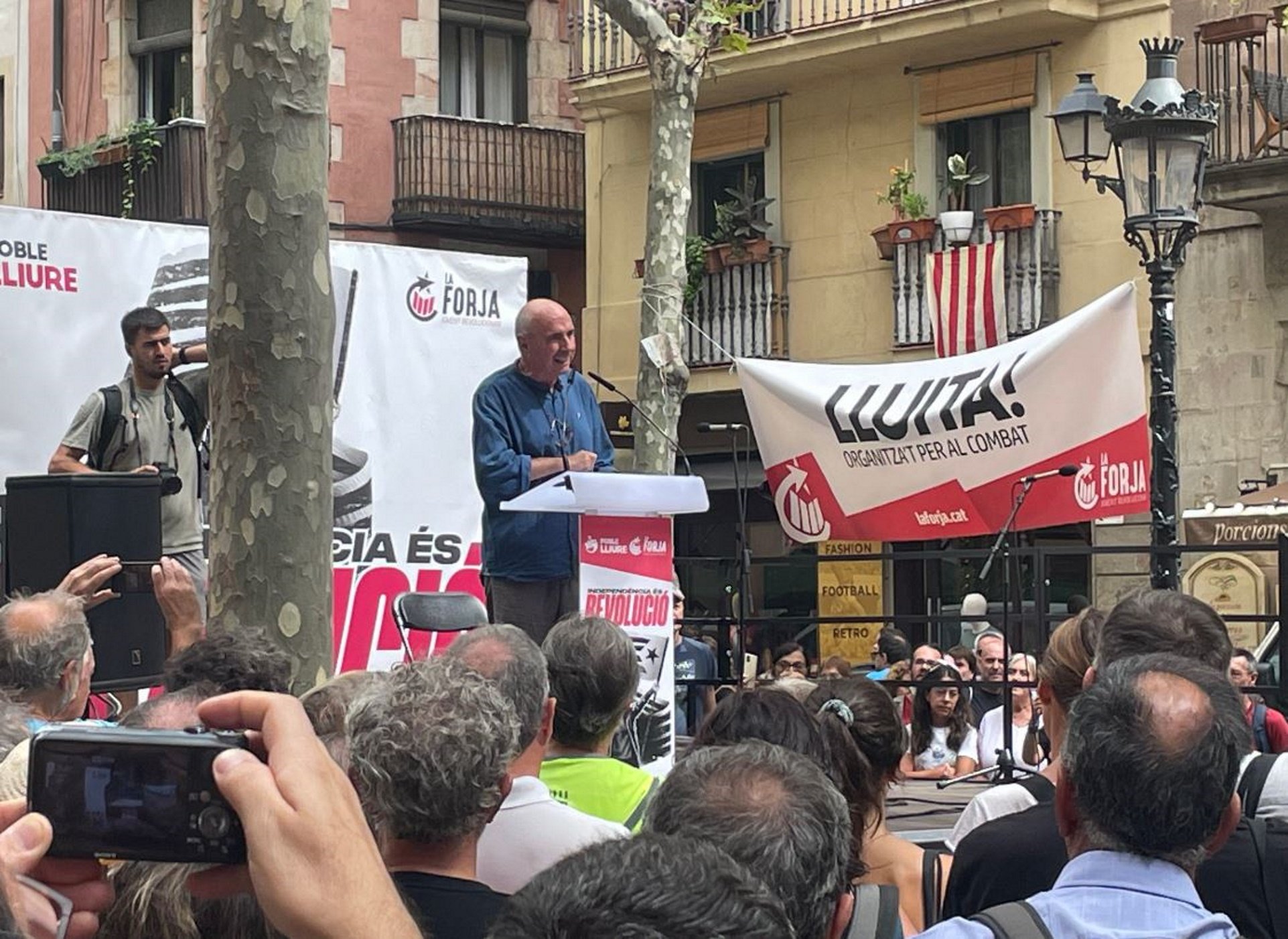 Lluís Llach, en el Born en la Diada: "No dejemos que abaraten el 1 d'Octubre"