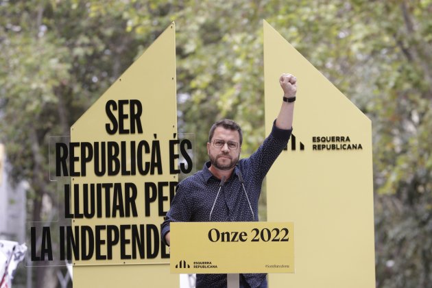 Presidente del Gobierno Pere Aragonès acto partido Izquierdo festividad de catalunya brazo arriba / Foto: Efe