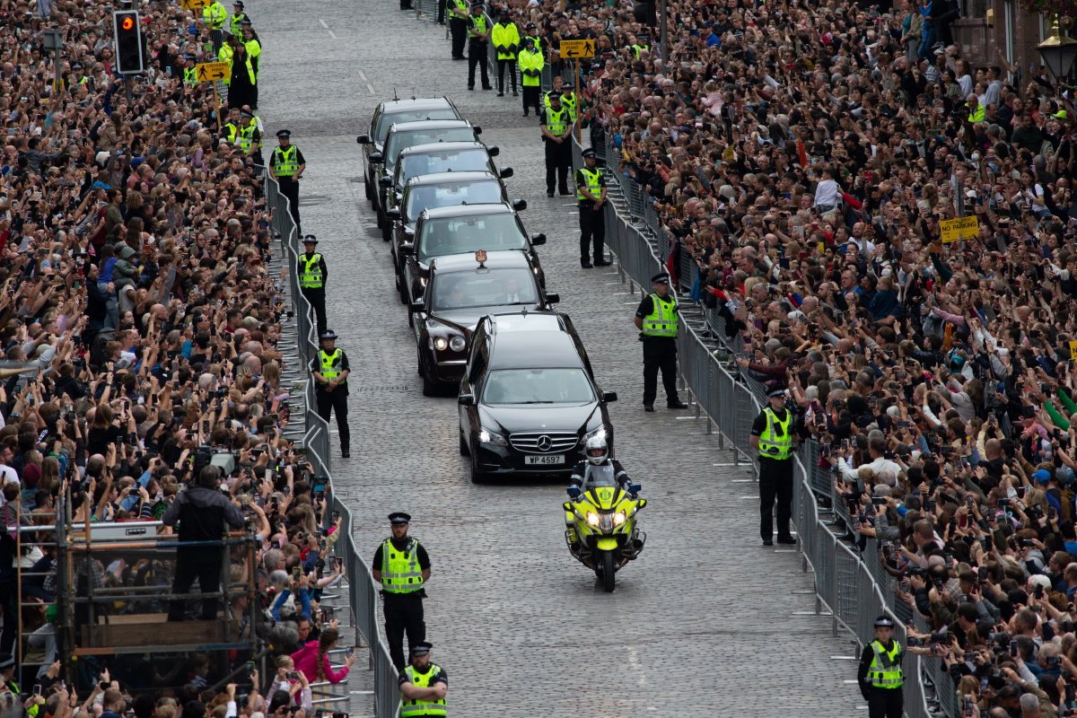 El cortejo fúnebre con el ataúd de Isabel II ya ha llegado a Edimburgo