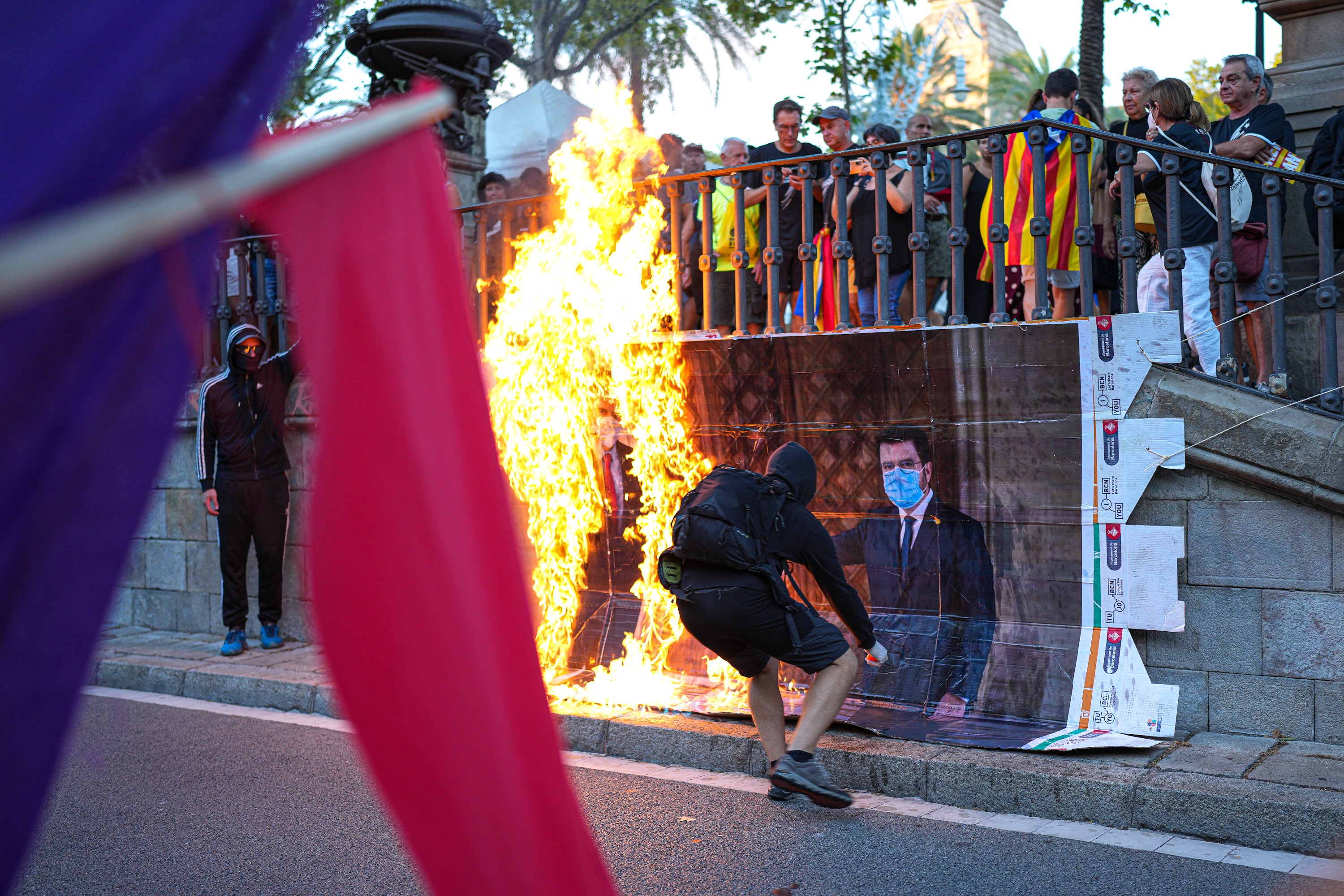 Cremen una foto de Sánchez i Aragonès a la manifestació de la Diada de l'Esquerra Independentista
