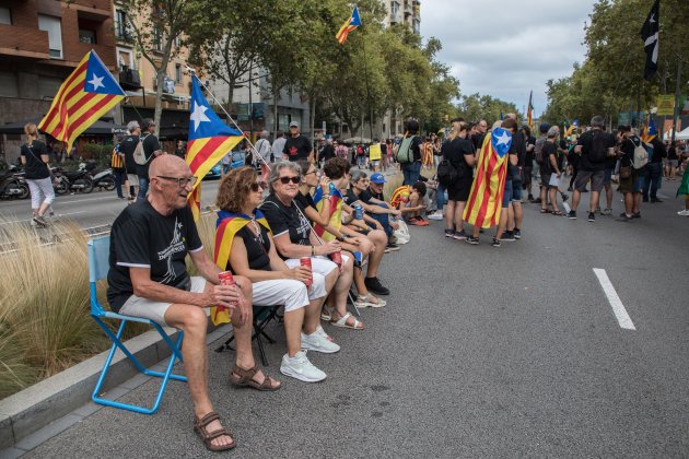 Diada nacional Catalunya avenido paralelo ambiente sentados / Foto: Eva Parey