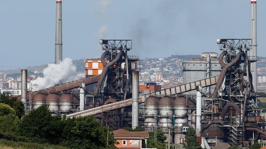 Los precios de la electricidad envían al paro a los trabajadores de las acerías españolas