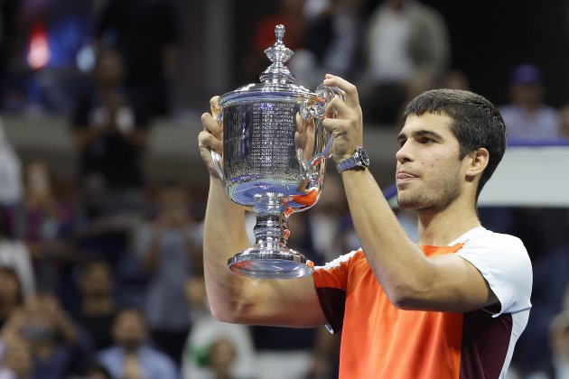 Carlos Alcaraz trofeu US Open / Foto: EFE