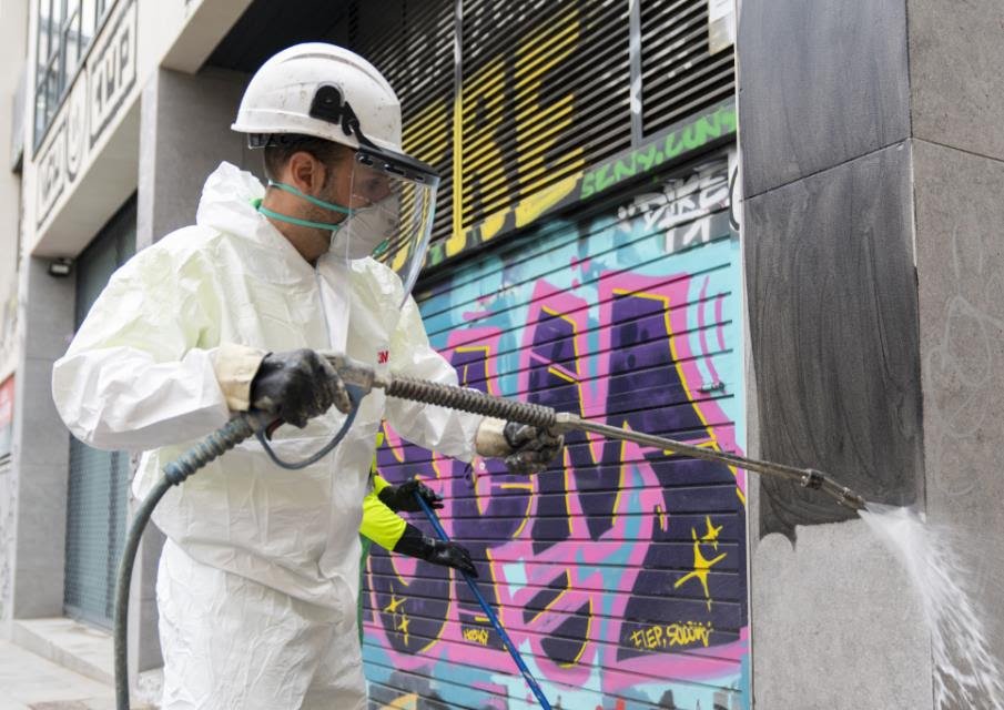Acabarà la degradació? Colau amplia la contracta de neteja de pintades de Barcelona