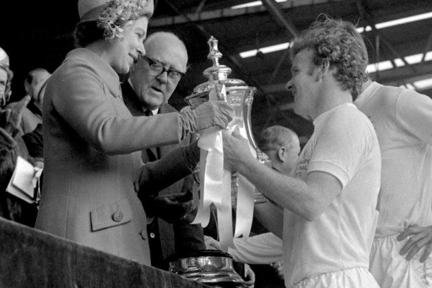 Reina Elisabet II partit premiere league Leeds United entrega copa / Foto: @LUFCes