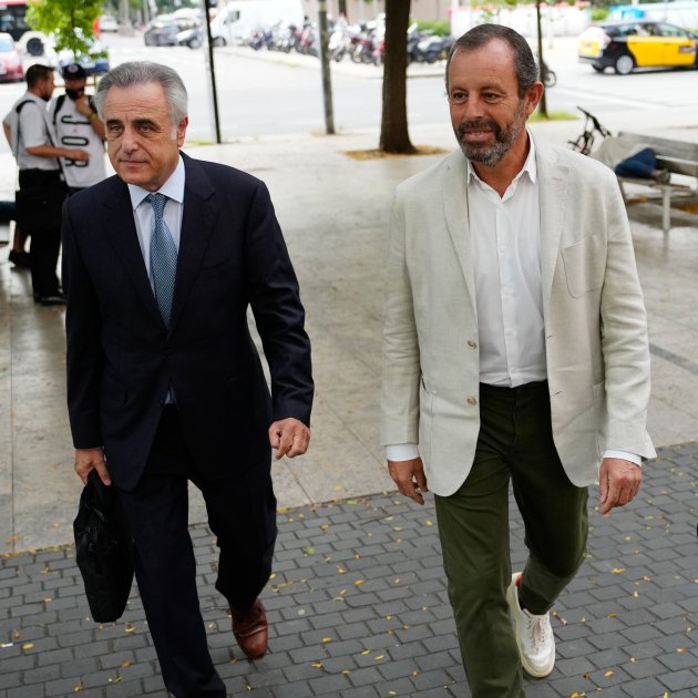 Sandro Rosell, amb el seu advocat Pablo Molins, a la ciutat de la Justícia de Barcelona. Foto: Enric Fontcuberta /Efe