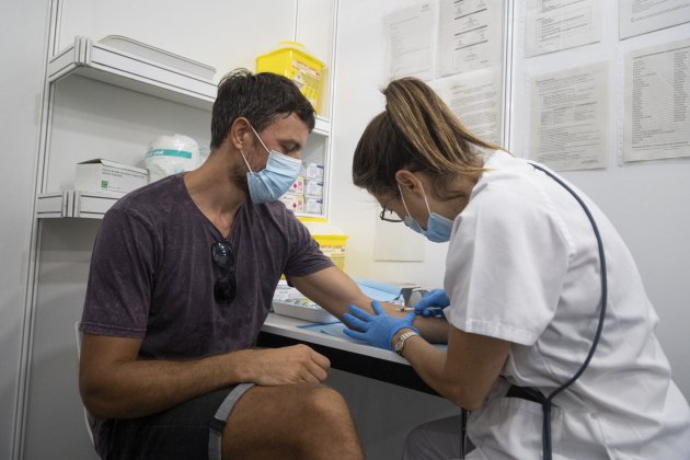 Fira Barcelona Verola Mico vacunació jove infermera / Foto: Montse Giralt