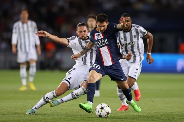 Leo Messi lucha balon Rabiot PSG Juventus / Foto: Europa Press