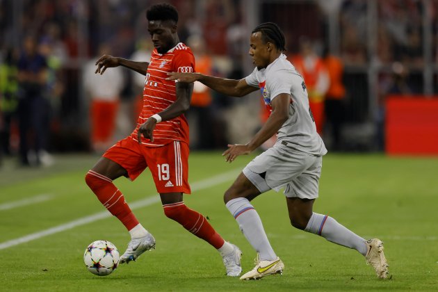 Alphonso Davies Jules Koundé Bayern Barça / Foto: EFE