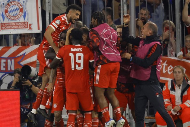 Jugadores Bayern celebran gol Barca Champions