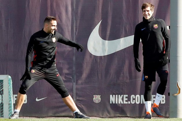 Alcacer Roberto Pique entrenament Barça EFE Alcacer Roberto Pique entrenament Barça EFE