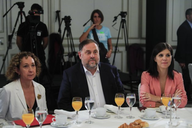 El presidente de ERC, Oriol Junqueras, da un discurso durante el desayuno informativo, organizado por Nueva Economía Forum, celebrado este miércoles en Madrid. Sentado con Ester Capella, delegada del Govern a Madrid.EFE/ Fernando Alvarado