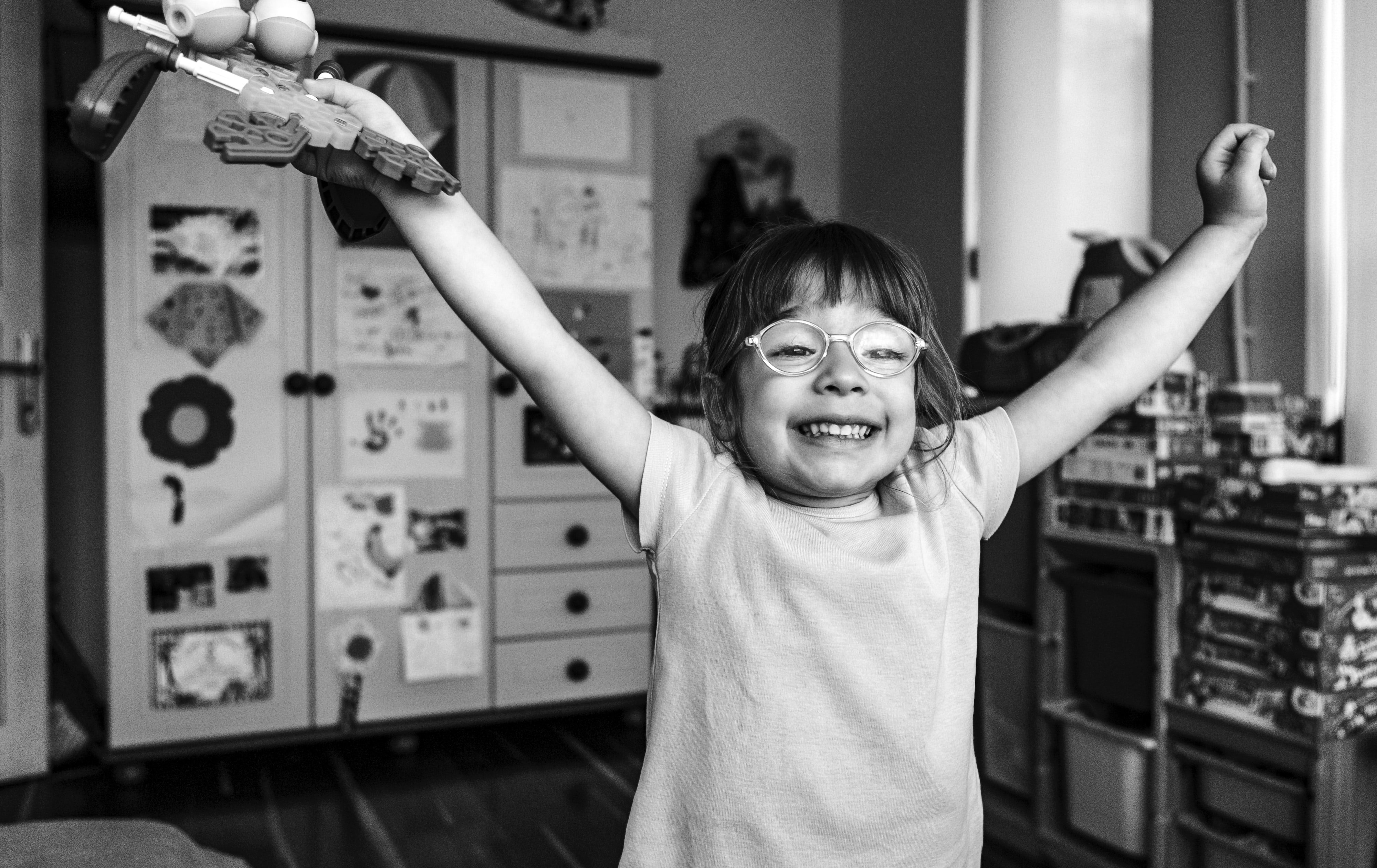 Niña feliz tras ordenar la habitación / Unsplash