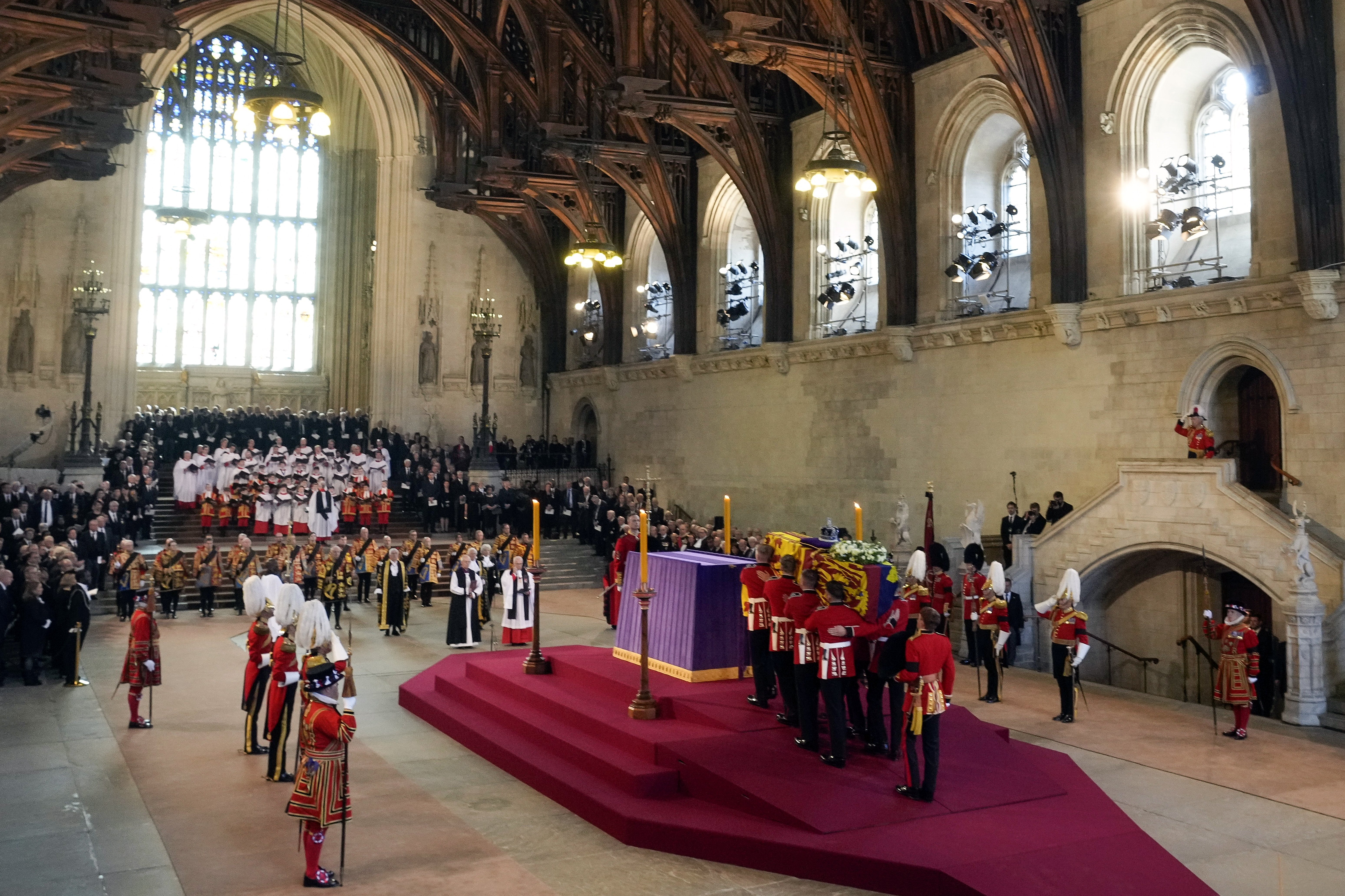 Colas kilométricas en Westminster para asistir a la capilla ardiente de Isabel II
