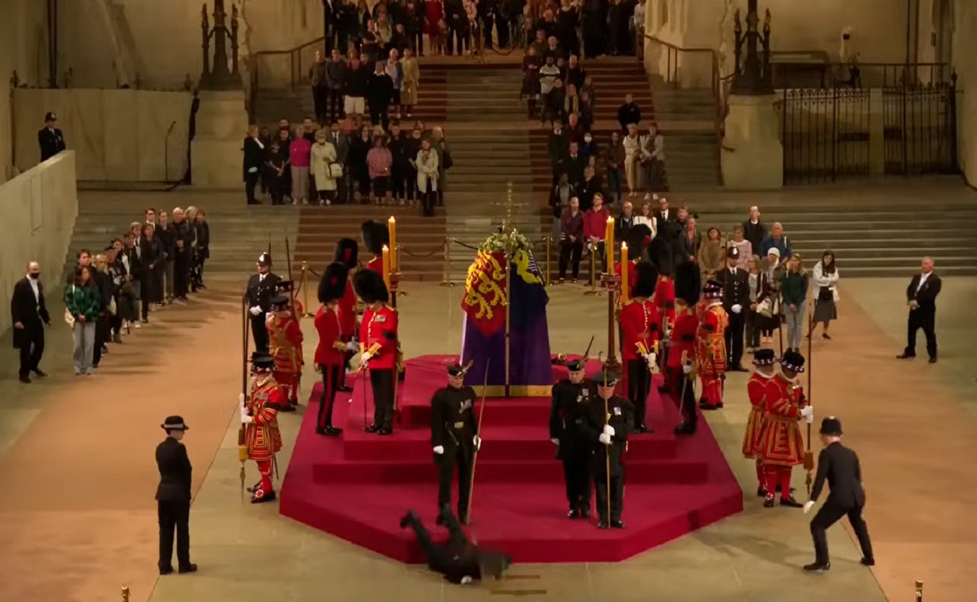 La duresa de vigilar el fèretre de la reina Elisabet II: incident a Westminster