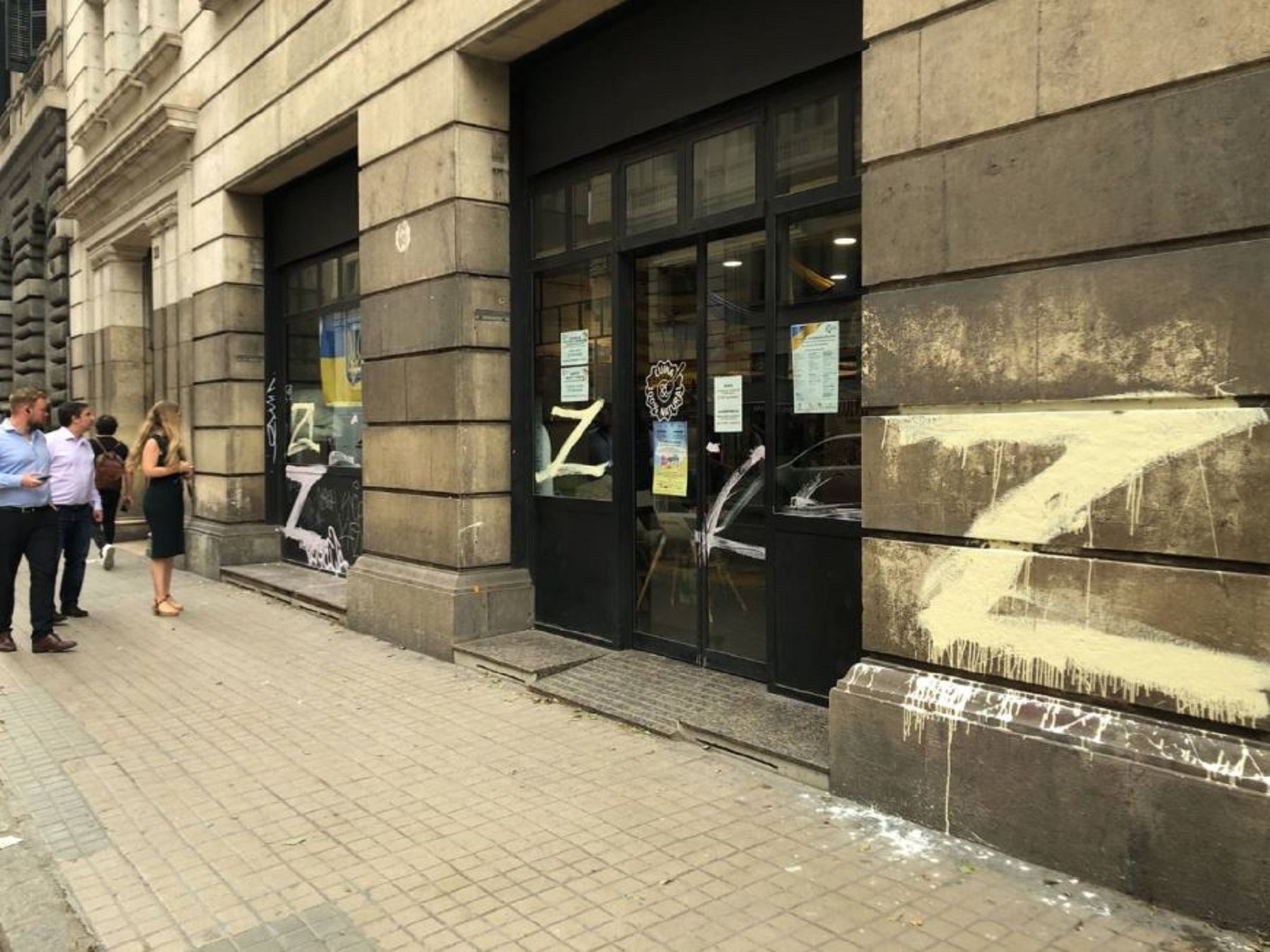 Aparecen pintadas en un centro de ayuda a Ucrania de Barcelona a favor de la ocupación rusa