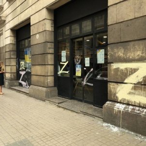 Aparecen pintadas en un centro de ayuda a Ucrania de Barcelona a favor de la ocupación rusa