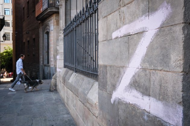 catedral barcelona pintades contra Ucraïna Z Carlos Baglietto catedral barcelona pintades contra Ucraïna Z Carlos Baglietto