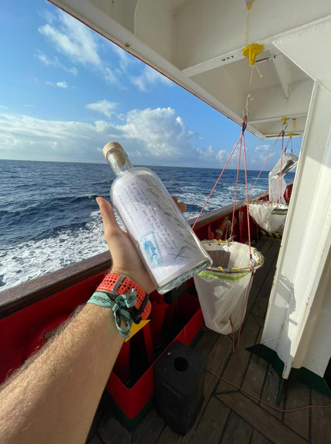 El emocionante final de la botella con un mensaje que echaron unos científicos catalanes al Atlántico