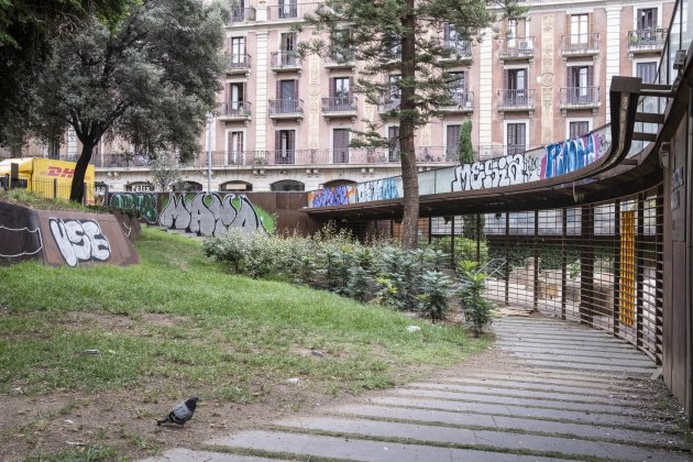 Degradació patrimoni públic  plaça de la Vila de Madrid vista general / Foto: Carlos Baglietto