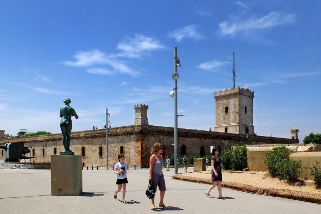 castell de montjuic monument dedicat