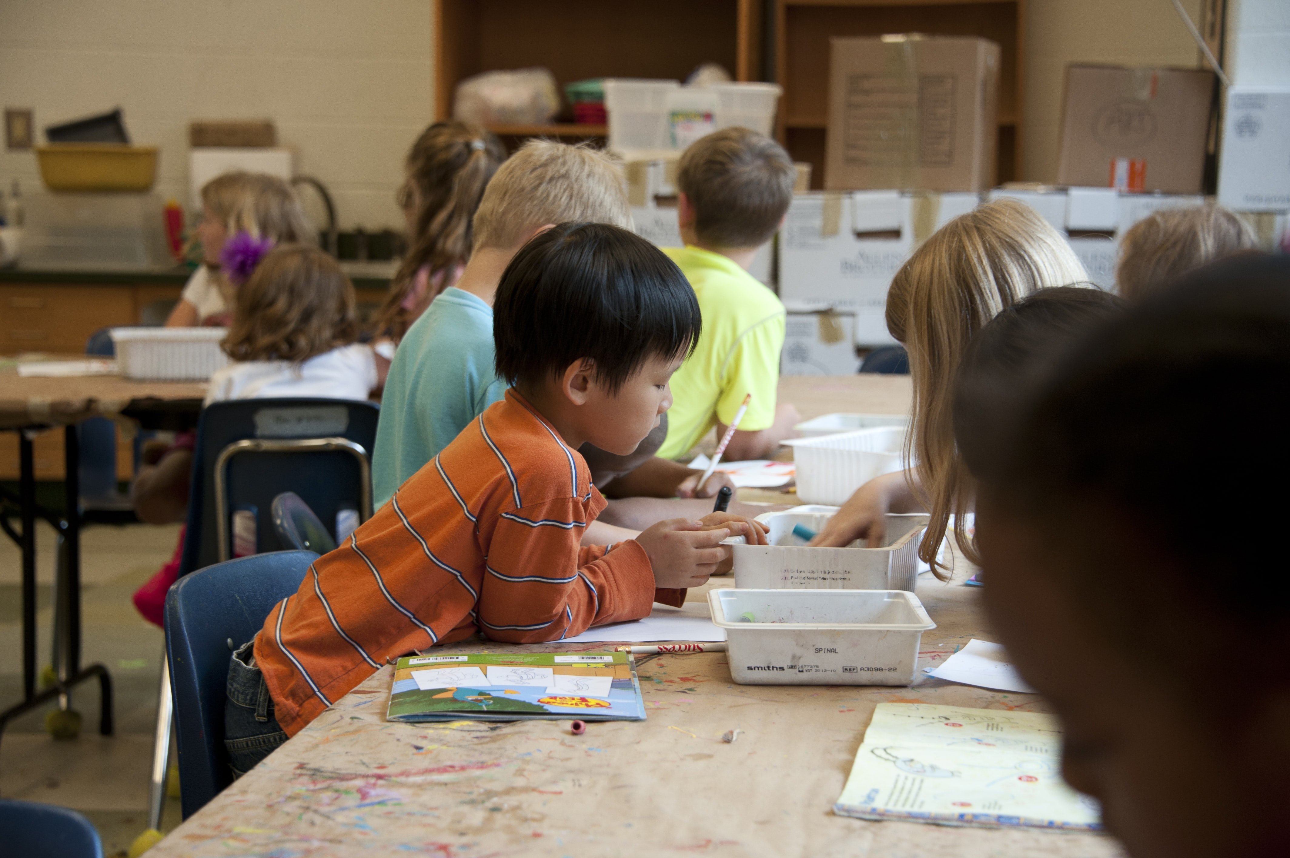 Niños treballant en classe / Unsplash